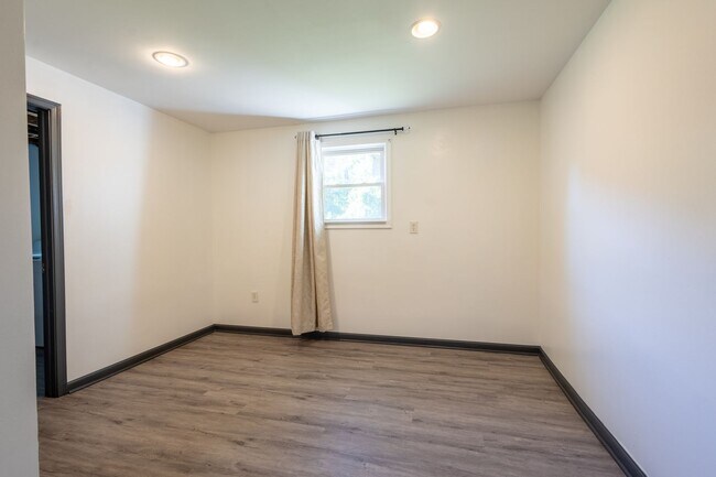 Building Photo - Amazing 5 BR/3 BA Single-Family Home in Te...