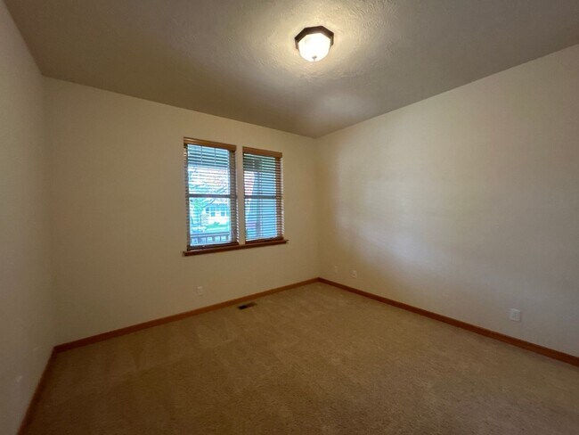 Building Photo - 3 Bedroom / 2 Bathroom House in NW Redmond - PENDING APPLICATION