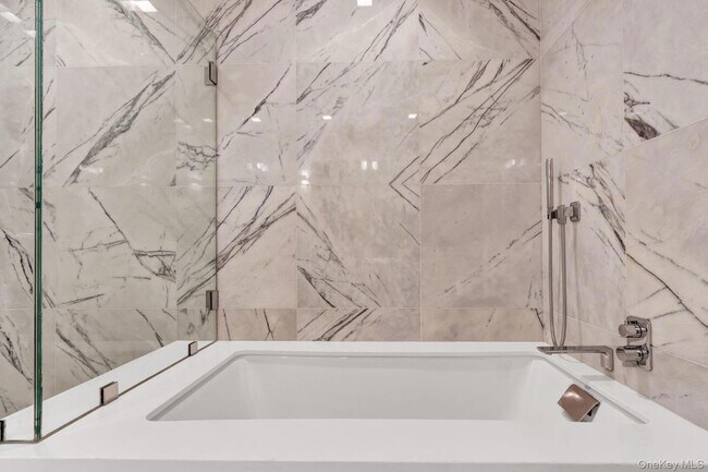 Building Photo - 200 E 21st St