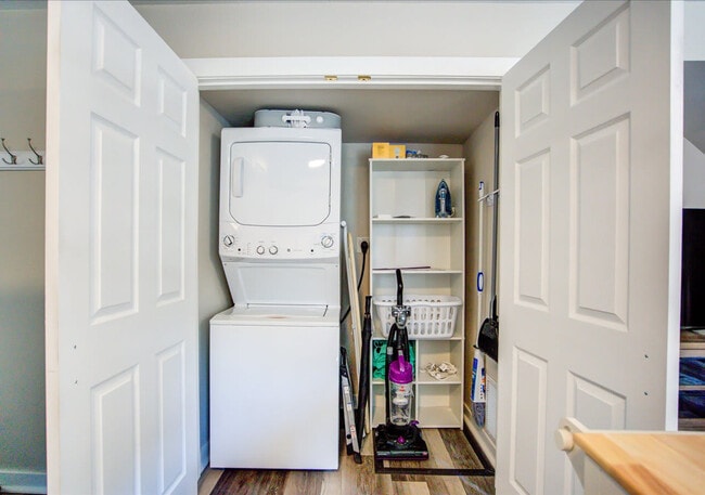 Building Photo - 156 Rodney Ct