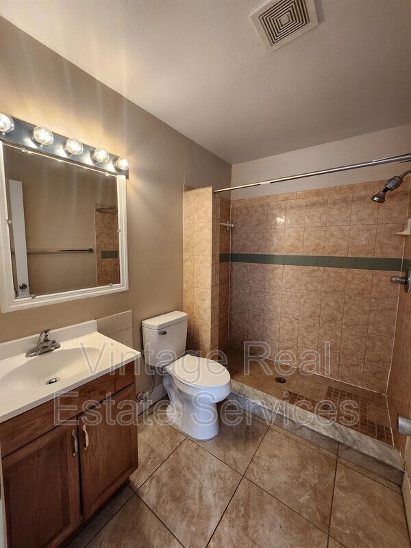 Building Photo - 905 Old Field Dr
