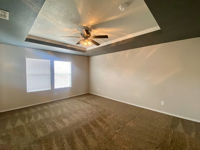 Building Photo - $300 OFF 1ST MONTH RENT IF YOU MOVE IN WIT...