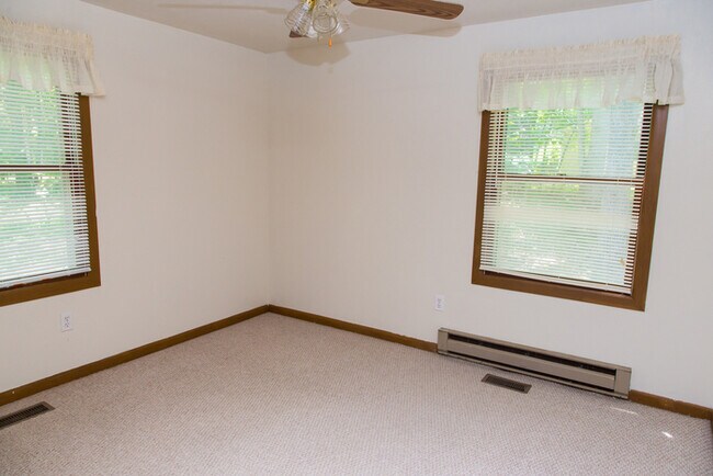 Building Photo - Country living in Cedar Grove