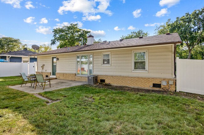 Building Photo - 1031 Maple Ln