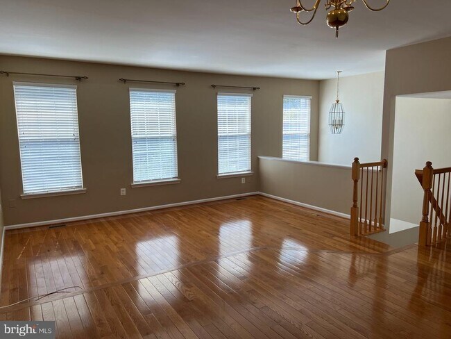 Building Photo - 8818 Royal Doulton Ln
