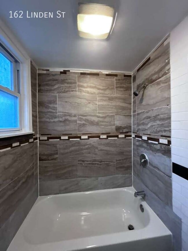 Building Photo - 162 Linden St