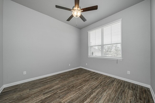 Building Photo - 521 Fallbrook Dr