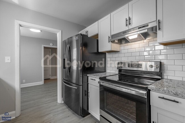 Building Photo - Beautiful and Newly Renovated 3 bedroom / ...