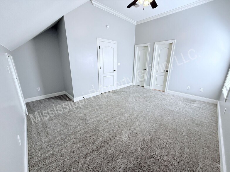 Building Photo - 135 Fallsgrove Dr