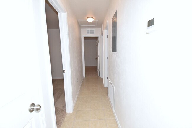 Building Photo - Charming 3/1 House