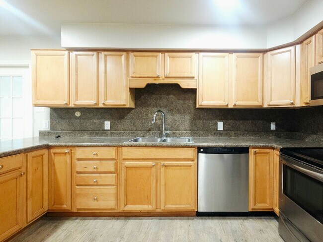 Building Photo - Beautiful 3 Bedroom Home With A Huge Bonus...