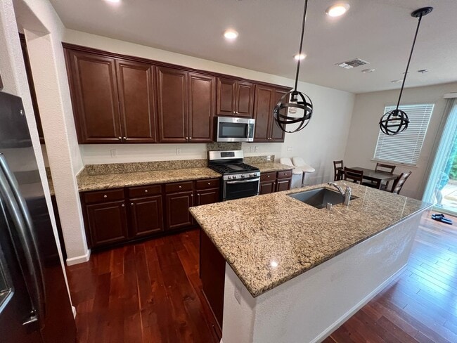Building Photo - Gorgeous 4 Bedroom Broadstone Home!