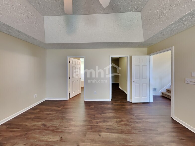 Building Photo - 10136 Corona Ln