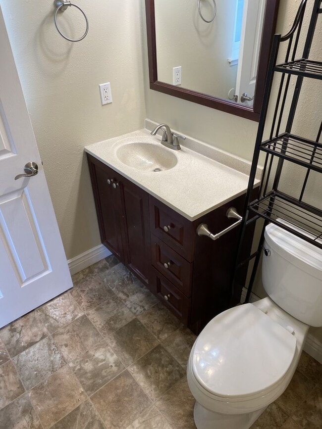 Building Photo - Beautiful 3 Bedroom 2 Bath w/ Large Fenced in Backyard