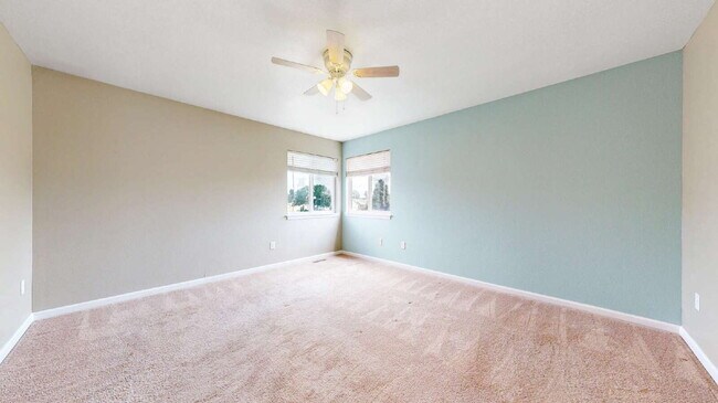 Building Photo - Spacious 3-Bed,2.5-Bath Home with Fenced Yard