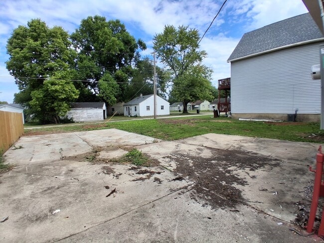 Building Photo - 1497 E Fairchild St