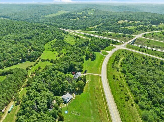 Building Photo - 10940 Devils Den Rd