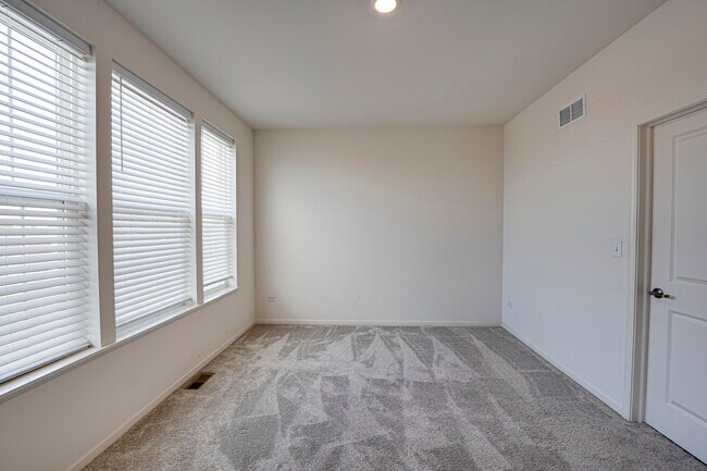 Building Photo - 2945 Showplace Dr