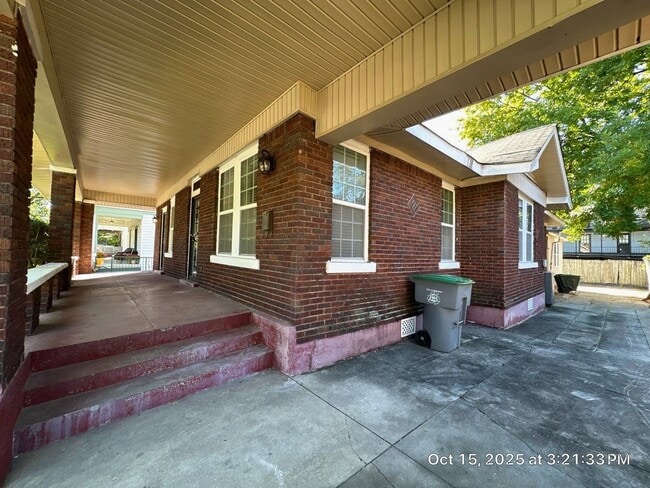 Building Photo - RHODES AREA 4 Bedroom /2.5 Bath House! Hal...