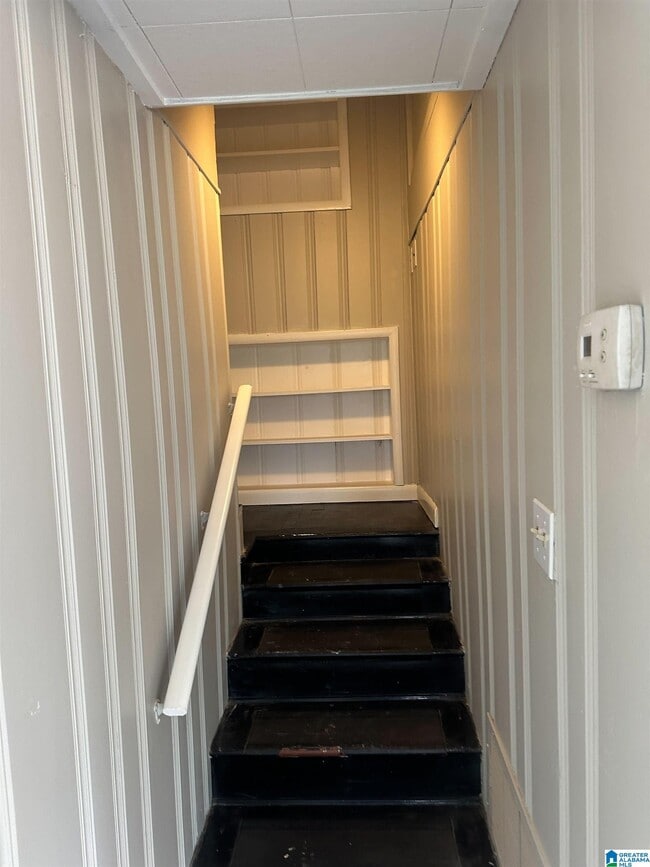 Building Photo - 1220 Skyline Dr