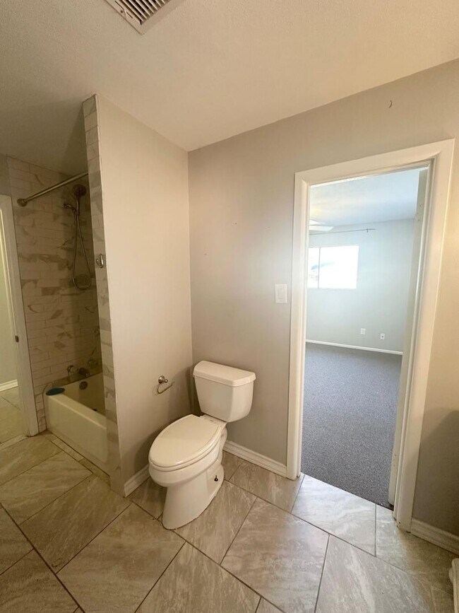 Building Photo - 3 Bed 2 Bath Ready to Rent ASAP! Fully remodeled bathrooms!