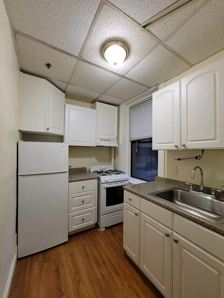 Building Photo - 382 Riverway St