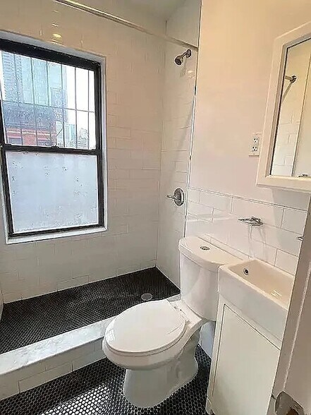 Building Photo - 406 W 39th St