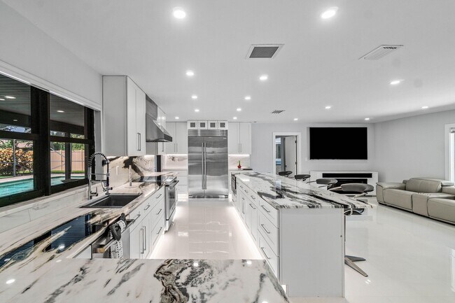 Building Photo - 820 SW 16th St
