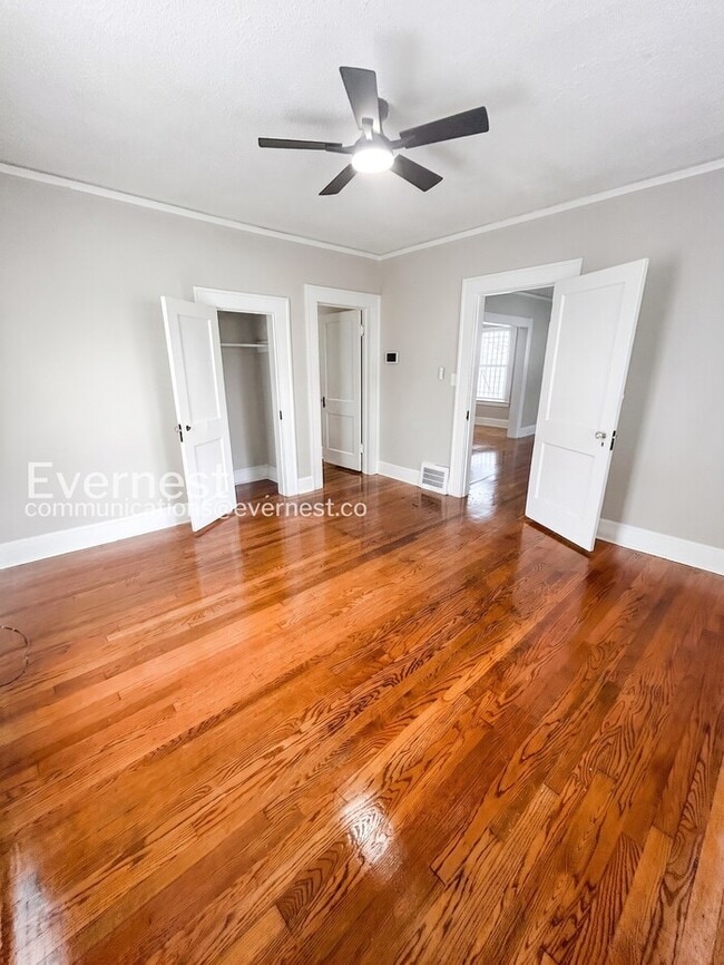 Building Photo - 856 N Cameron Ave