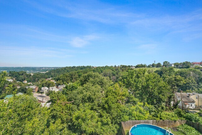 Building Photo - 4 bed 1 bath - all updated, central air, l...
