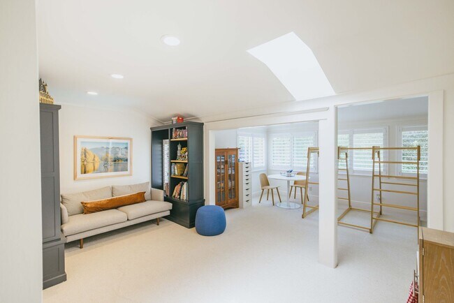 Building Photo - Fabulous spacious home, Great Highlands cul de sac, easy commute, exceptional Cupertino Schools!