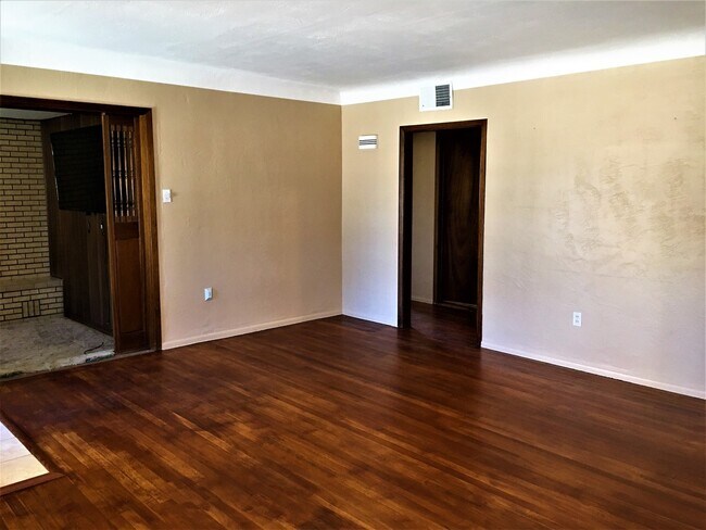 Building Photo - 2 Bed 1.5 Bath | Single Story | Nob Hill L...