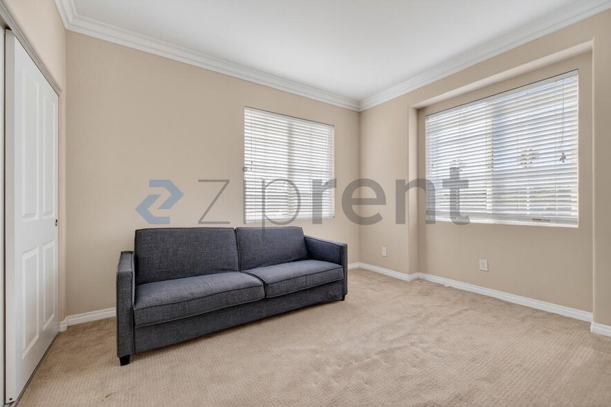 Building Photo - 5775 Cam Del Cielo