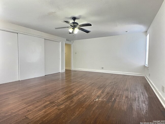 Building Photo - 119 E Ridgewood Ct