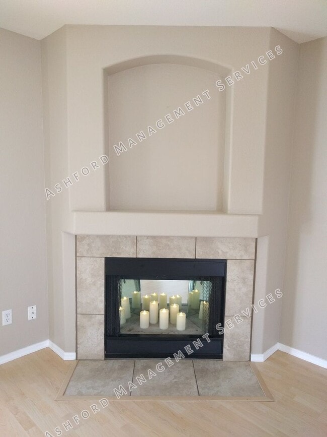 Building Photo - 3 BEDROOM WITH NO CARPET/LARGE YARD
