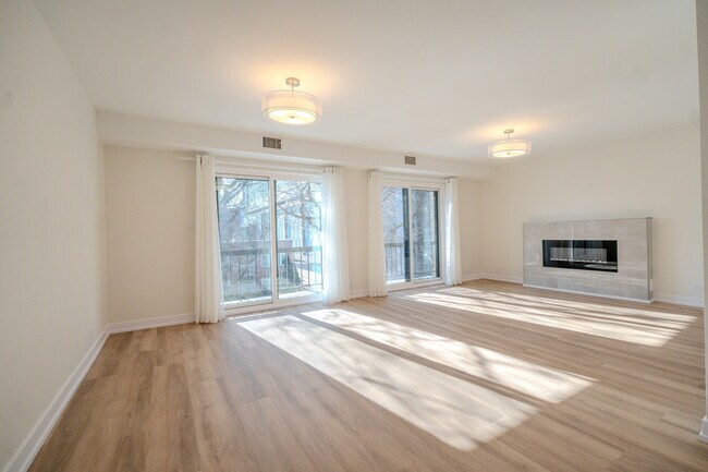 Building Photo - 2740 W Farragut Ave