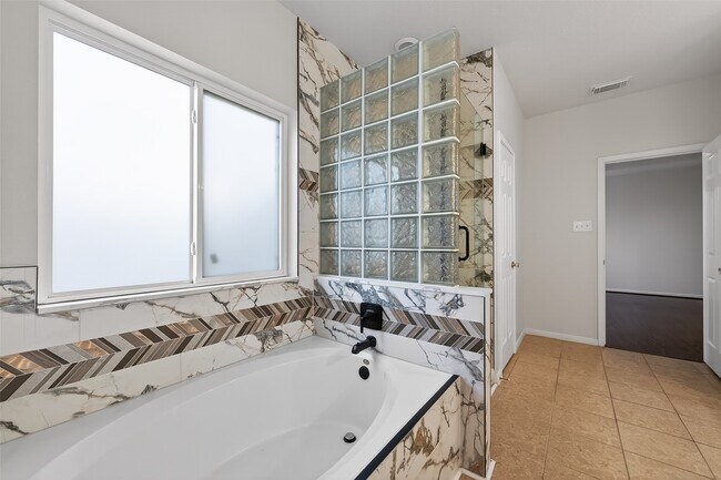 Building Photo - 14335 Plum Springs Dr