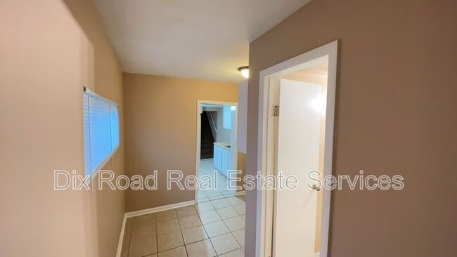 Building Photo - 9-9 E Main St