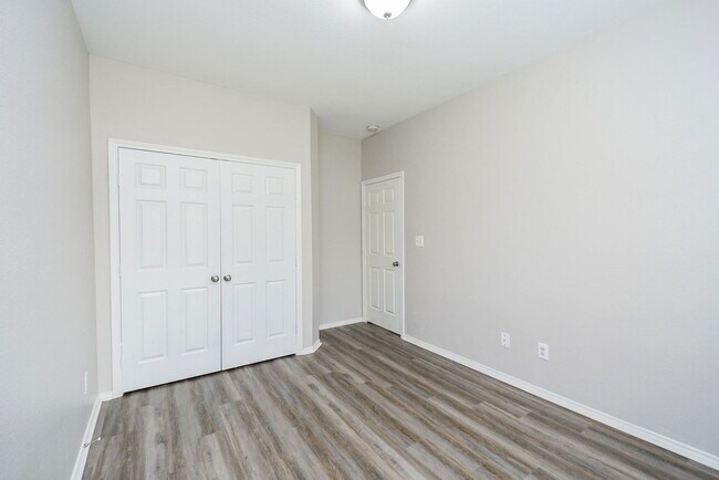 Building Photo - 946 Oak Falls Dr