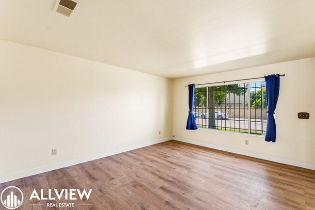 Building Photo - Charming 3-Bedroom, 1.5-Bath Townhouse in ...