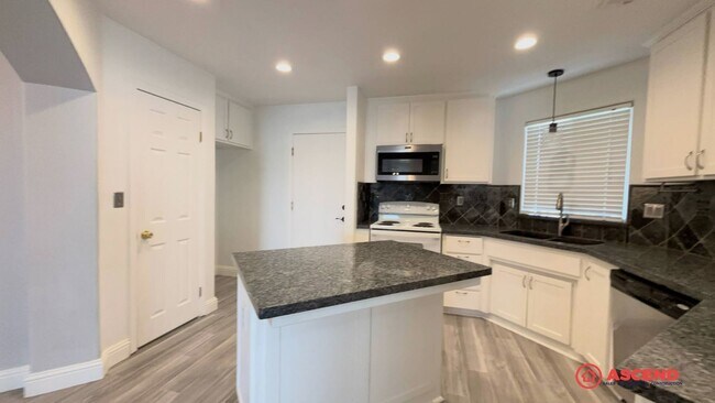 Building Photo - Gorgeous home located in the Northeast!