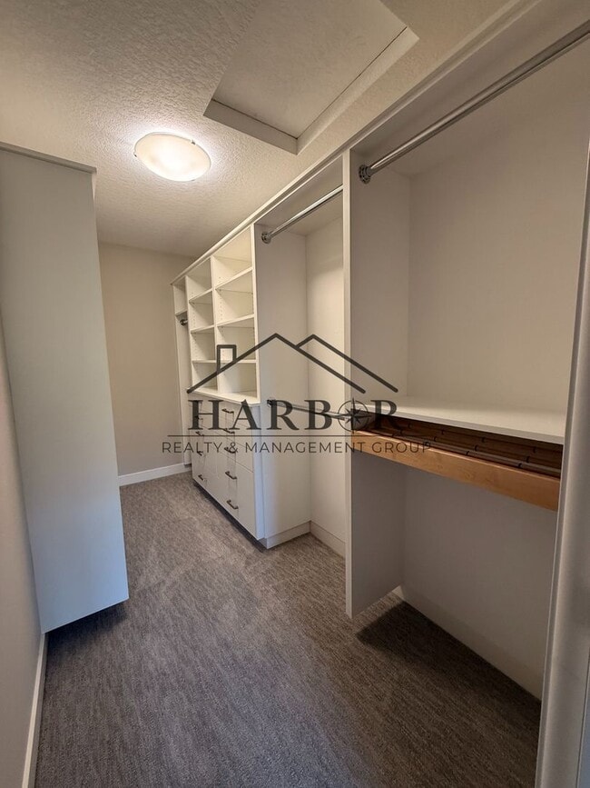 Building Photo - 2049 Kerry Dr NE