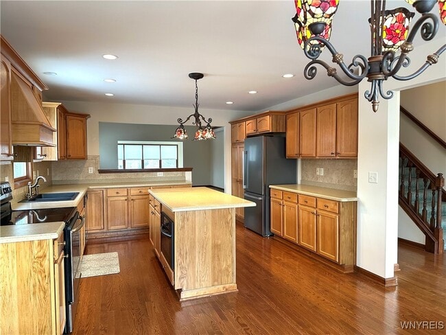 Building Photo - 8047 Laurel Park Ln