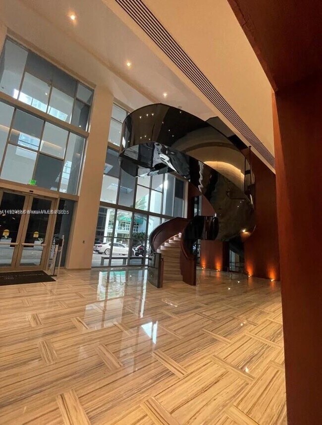 Building Photo - 1300 Brickell Bay Dr