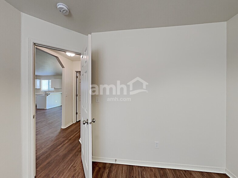 Building Photo - 1279 N Black Wolf Ave