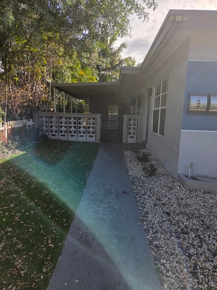 Building Photo - 902 NE 40th St