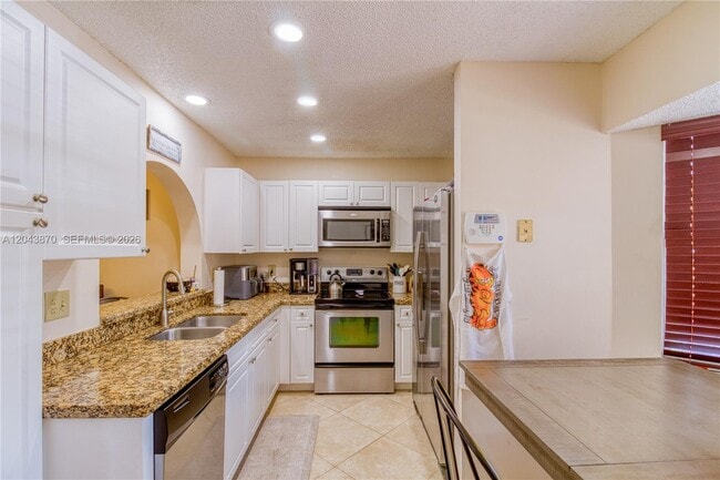 Building Photo - 11415 Lakeview Dr