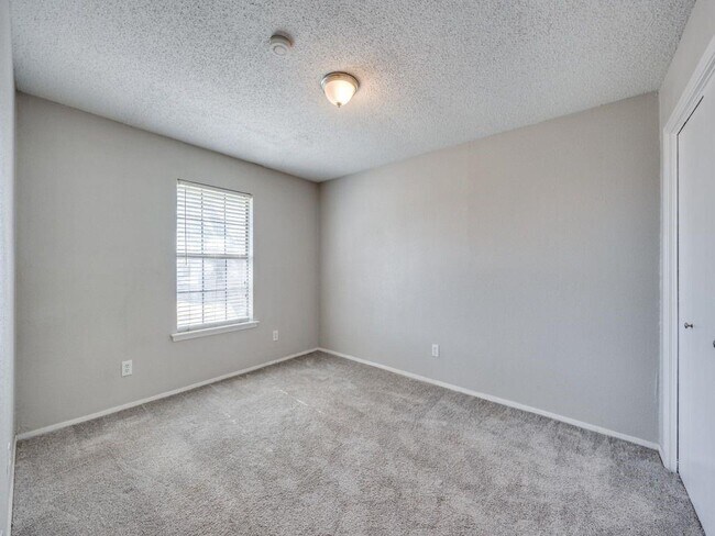 Building Photo - 2623 Summertree Dr