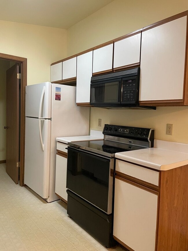 Building Photo - Spacious 2-Bed, 2-Bath Condo with Comfort and Convenience!