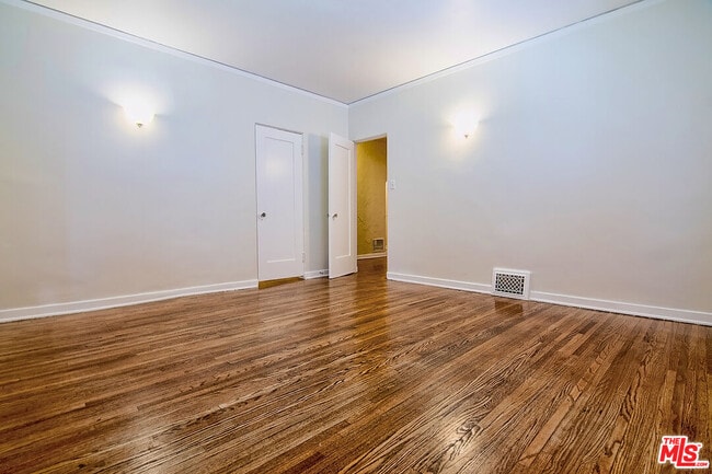 Building Photo - 1071 Cloverdale Ave